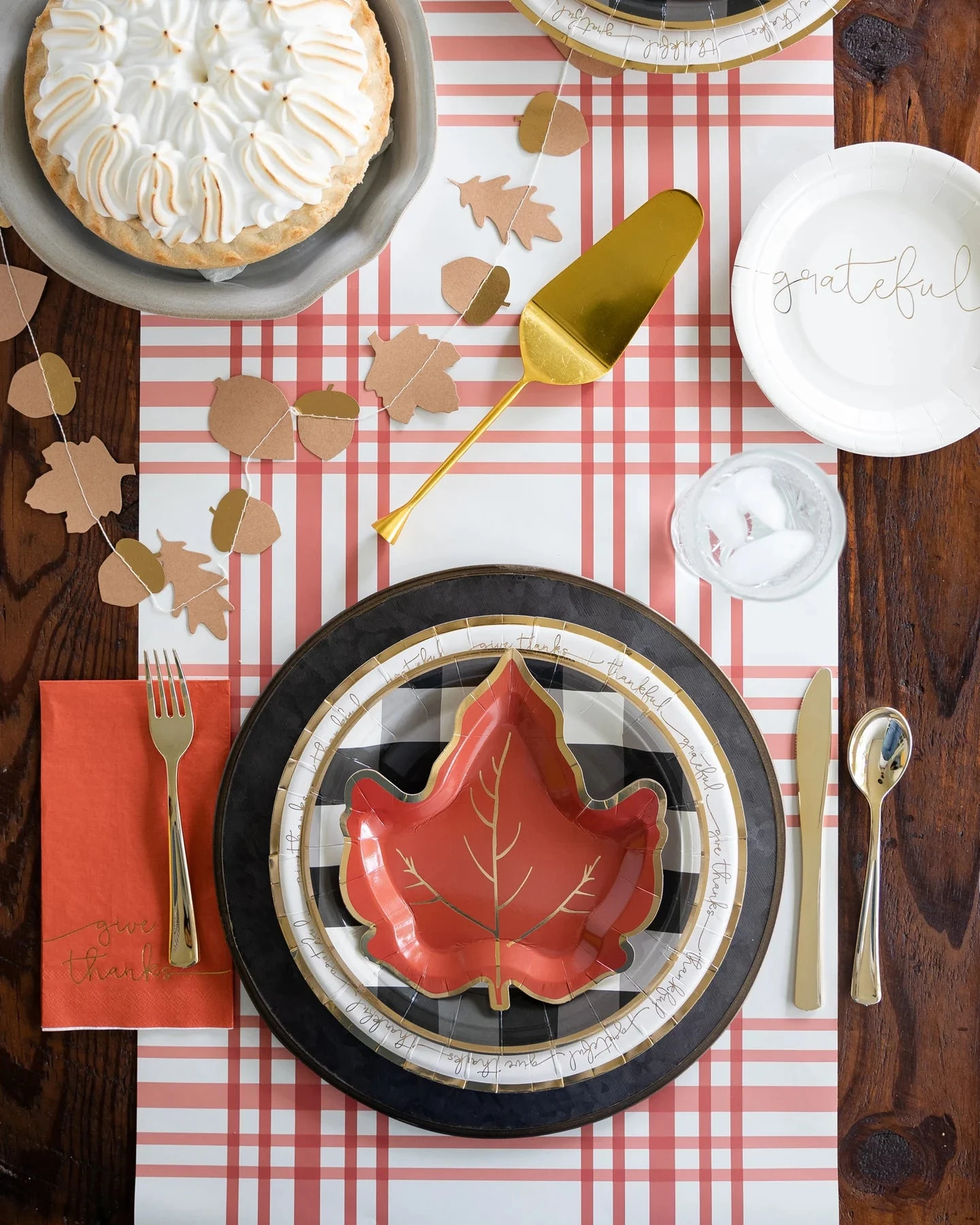 Maple Leaf Shaped Plates 8ct - Image 3